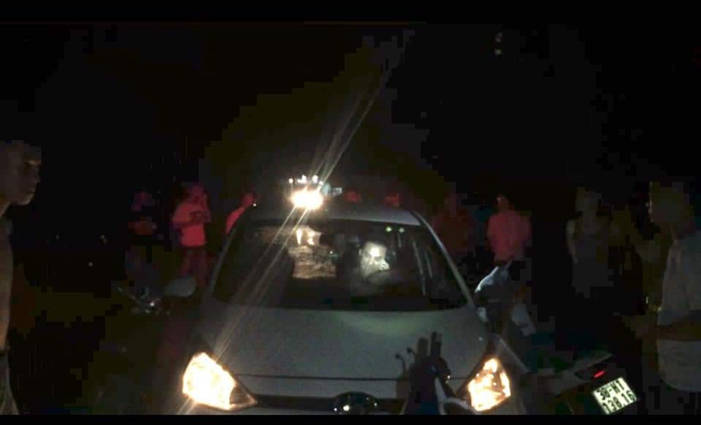 Hàng chục người đuổi theo chặn chiếc xe con đâm CSGT rồi bỏ chạy - Ảnh 1.