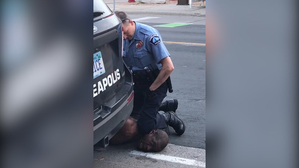 Mỹ bắt sĩ quan cảnh sát lấy đầu gối chẹt cổ, đè chết người da màu gây phẫn nộ - Ảnh 1.