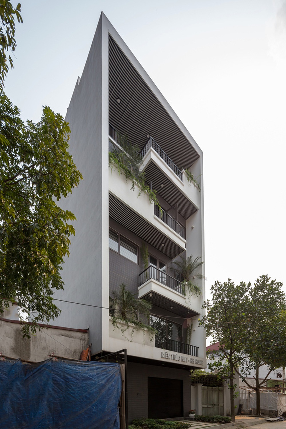 Lạ mắt với ngôi nhà 5 tầng của vợ chồng giáo viên ở Bắc Ninh - Ảnh 1.