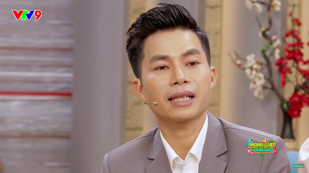MC Tấn An nói về vợ kém 14 tuổi: Đi diễn về, tôi phải dọn dẹp, giặt đồ, cơm nước cho vợ, vợ không làm gì hết - Ảnh 1.