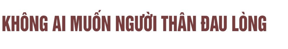NSƯT Chí Trung: Mưa bão, mất điện khán giả vẫn không về, chúng tôi thắp đèn dầu lên diễn tiếp - Ảnh 9.