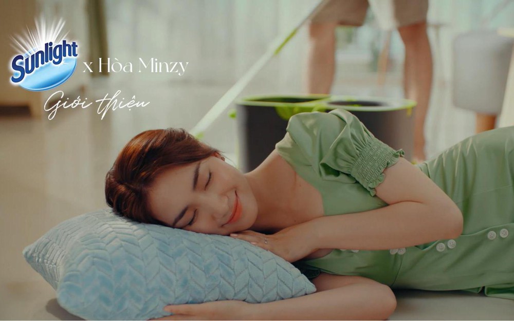 Hậu chia tay, Hòa Minzy nghẹn ngào nhớ về gia đình, nhá hàng sản phẩm có “Mùi Tổ Ấm”?