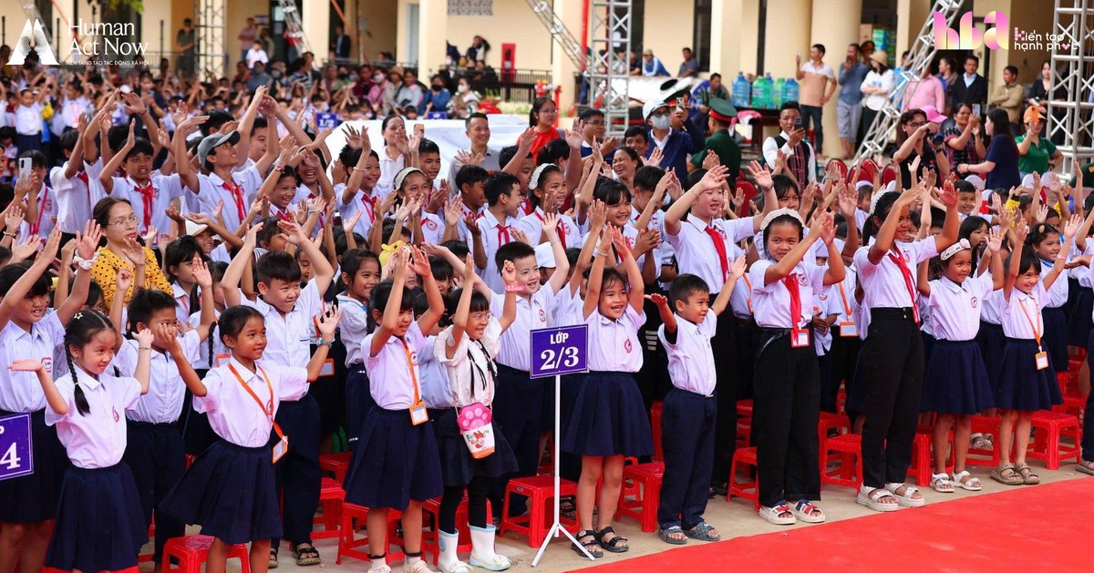 Hồ Quỳnh Hương mang 6 chiếc tivi lên vùng biên giới, cậu bé lớp 7 chỉ xin một điều không thể mua ngay bằng tiền