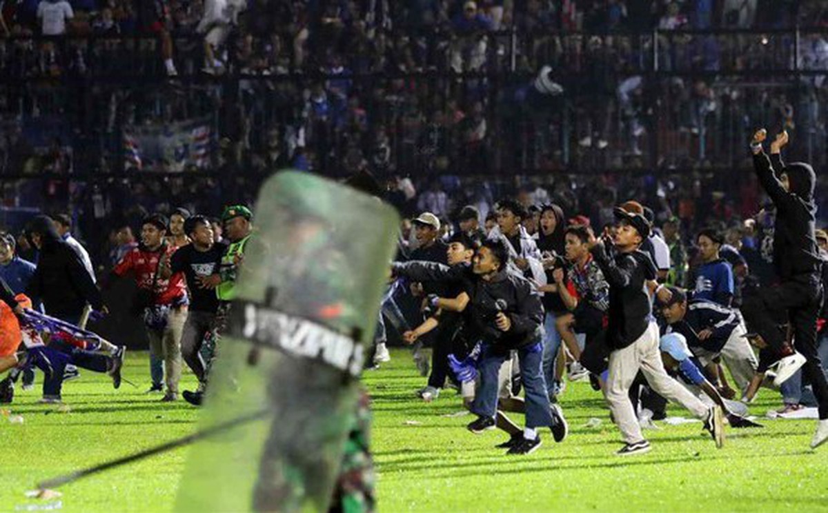 Thảm kịch bóng đá kinh hoàng ở Indonesia: Ai chịu trách nhiệm?