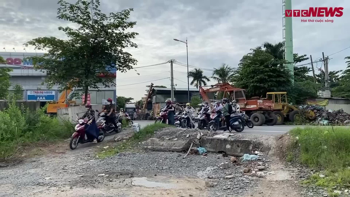 Bị chặn lối đi dưới chân cầu Rạch Chiếc, nhiều người dân TP.HCM bức xúc