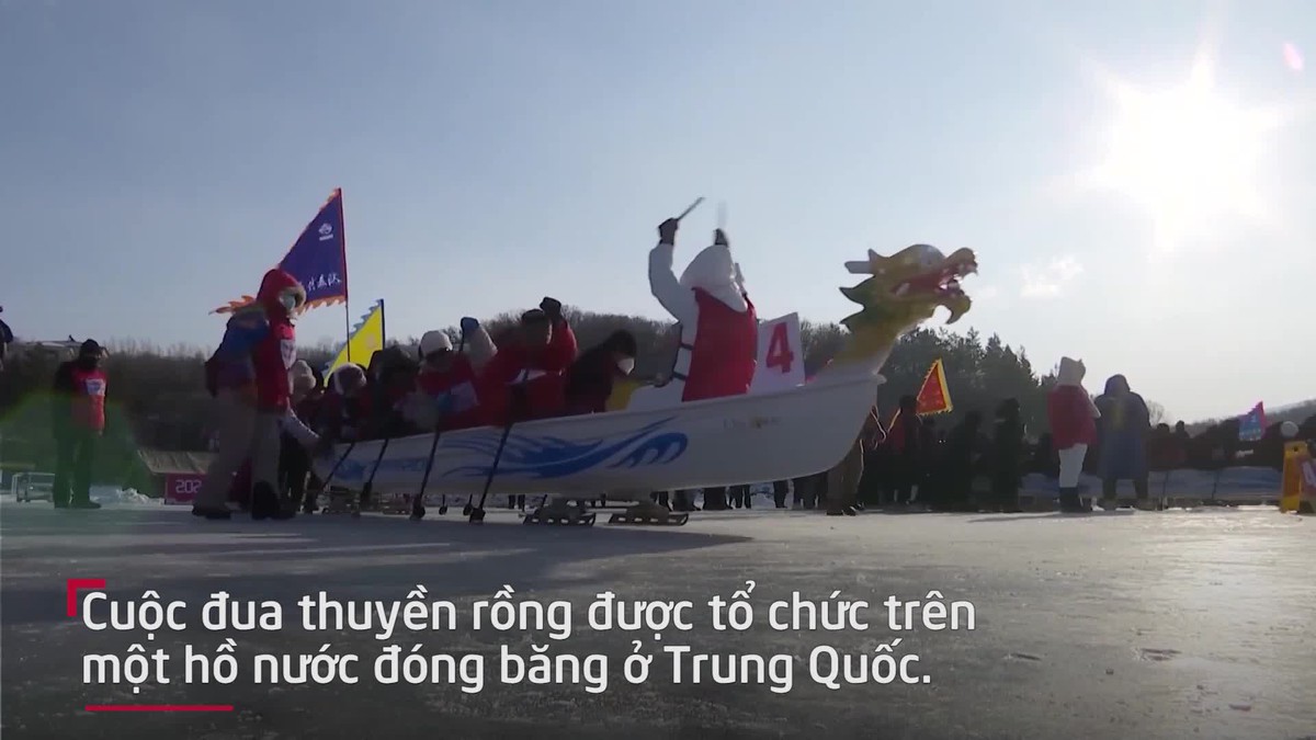 Độc đáo đua thuyền rồng trên mặt băng