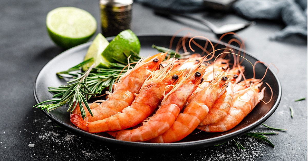 Đừng chỉ rửa tôm bằng mỗi nước, đầu bếp chỉ một mẹo khiến tôm bay sạch ...