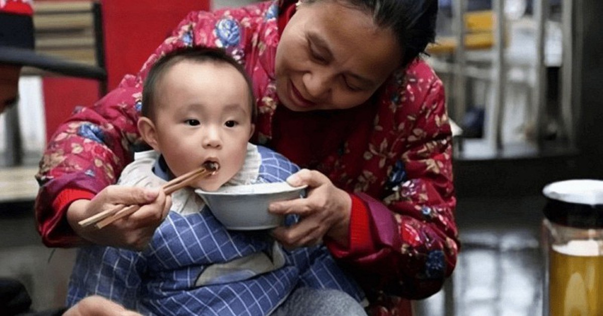 Bà nhường miếng ngon cho cháu, bố mẹ hết lời cảm ơn: Chỉ vài năm sau liền hối hận không kịp!
