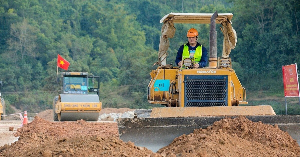 Tập đoàn xây dựng nổi tiếng Việt Nam chi hàng trăm triệu thưởng cho công nhân lái xe ben, vận hành máy ủi… xuất sắc, tổ chức "tranh tài" tại dự án 11.808 tỷ đồng