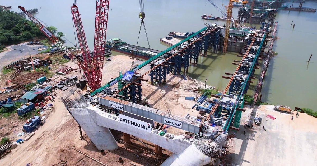 120 tấn kết cấu thép được đưa vào vị trí, "siêu cầu" vượt sông Hồng 16.200 tỷ đồng nối khu phố cổ với Long Biên bước vào giai đoạn quan trọng