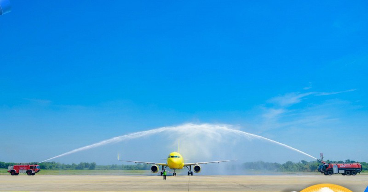 Đúng sáng 1/10, chiếc Airbus đặc biệt chở hơn 100 hành khách hạ cánh sân bay Thanh Hóa, Giám đốc cảng hàng không trực tiếp có mặt
