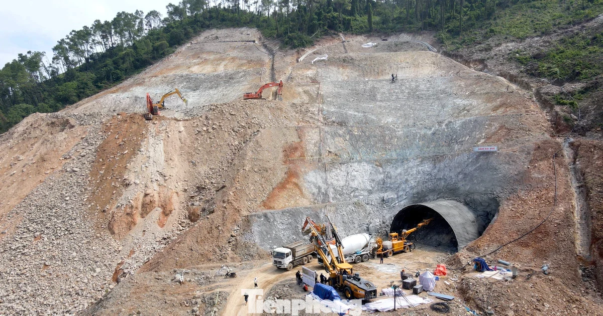 Cận cảnh thi công hầm xuyên núi trên cao tốc kết nối với Lào
