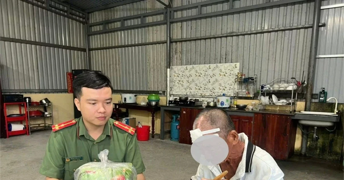 Người đàn ông đi lạc gần 800 km được công an hỗ trợ về nhà