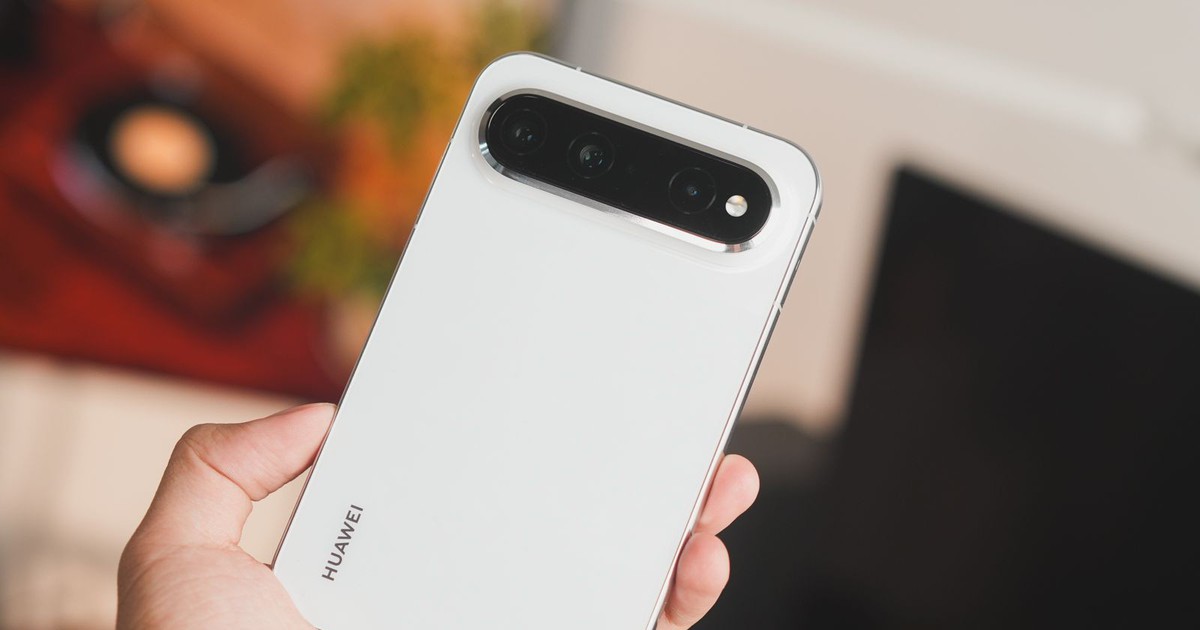 Quá hot: Điện thoại màn hình rộng độc lạ của Huawei bán gần nửa triệu máy sau chưa đầy 1 tháng, khách phải xếp hàng để mua