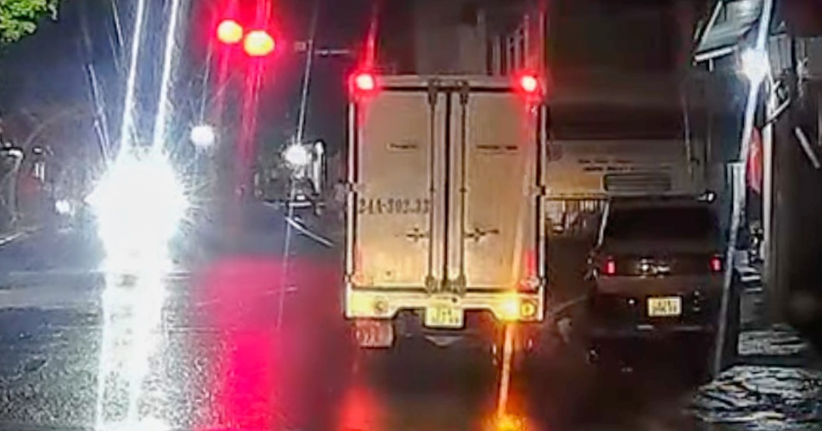 Lái ô tô vượt đèn đỏ, nữ tài xế bị phạt 19 triệu đồng