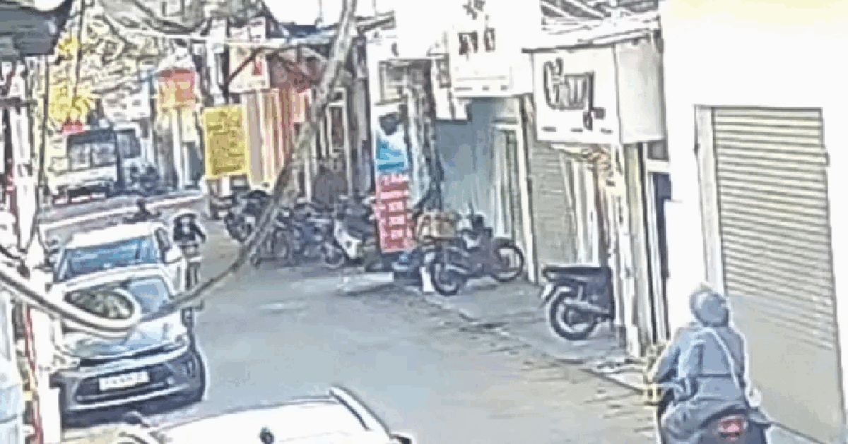 Nữ tài xế mở cửa ô tô bất cẩn khiến cụ bà ngã xuống đường bị xe máy tông trúng