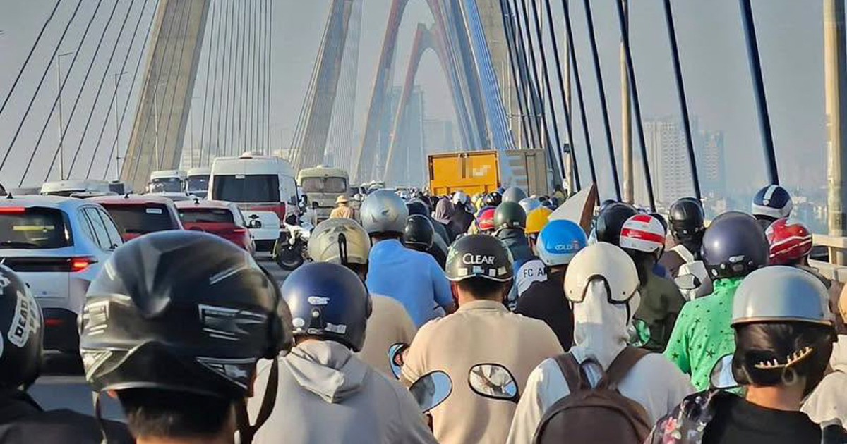 Ô tô lao qua dải phân cách trên cầu Nhật Tân, hướng đi sân bay Nội Bài tắc dài