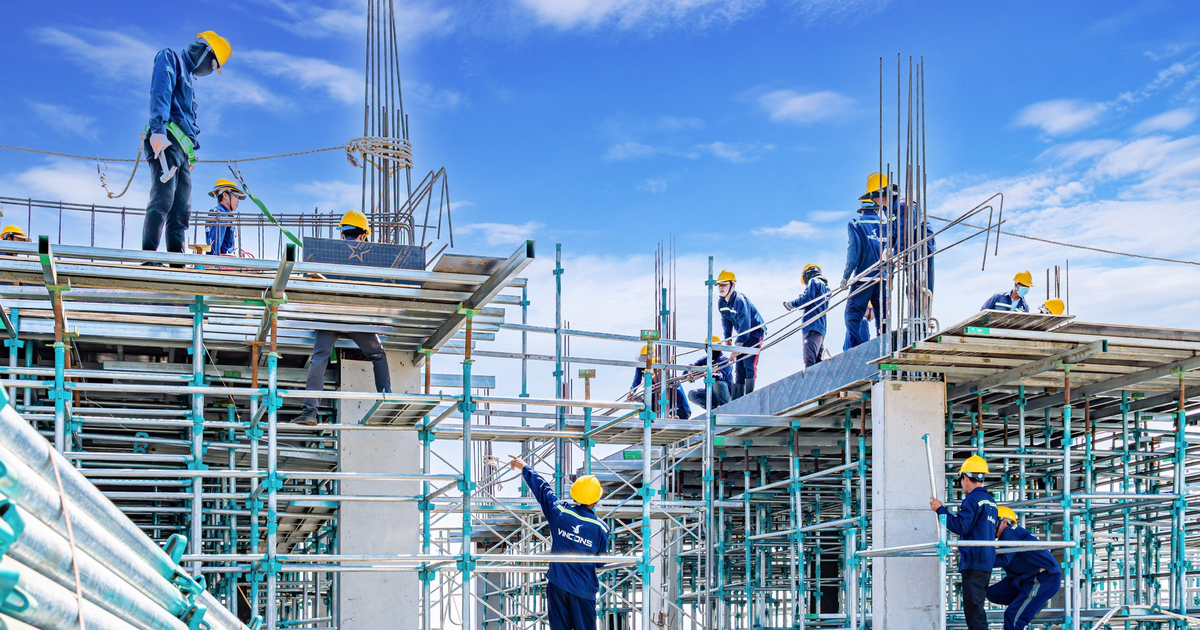 “Cơn lốc” tuyển dụng chưa từng có từ tỷ phú Phạm Nhật Vượng: Thợ xây, sơn, ốp lát... lương tới 41 triệu đồng/tháng, đã có 120.000 công nhân vẫn tuyển thêm 80.000 người nữa