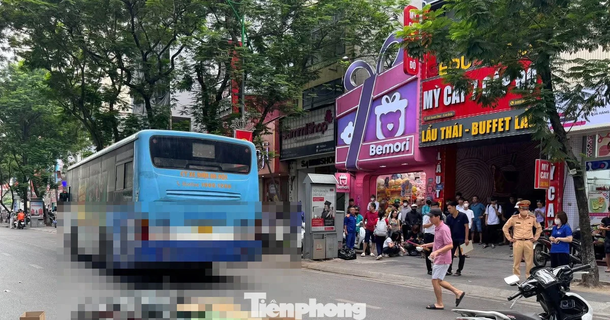 Va chạm giữa xe buýt và xe máy tại Hà Nội, một cô gái tử vong tại chỗ