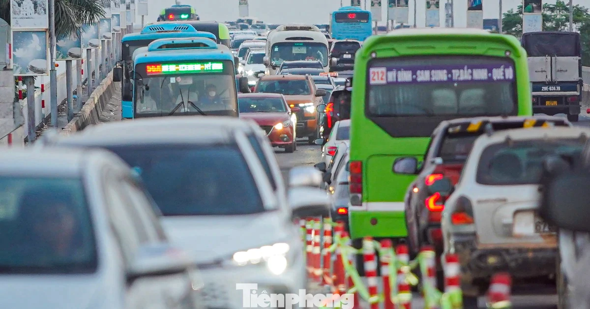 Cầu Thăng Long ùn tắc từ sáng đến đêm