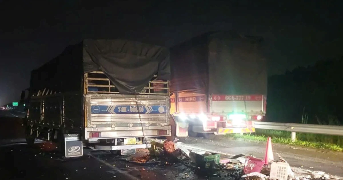 Xe tải và xe đầu kéo đâm nhau trên cao tốc Long Thành - Dầu Giây