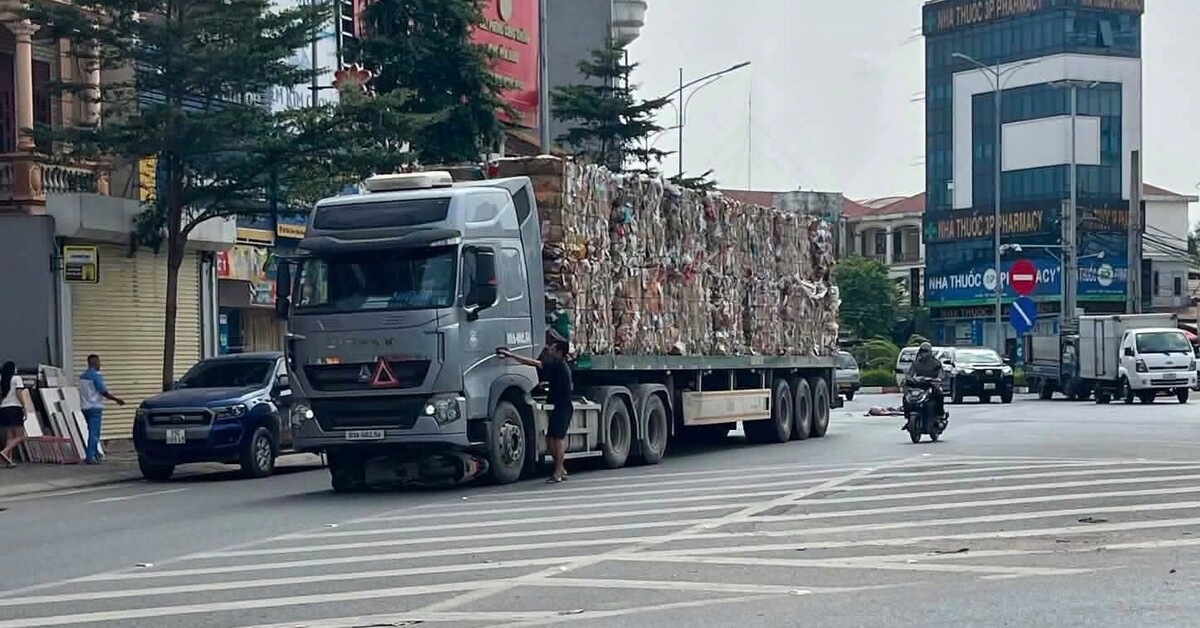 Mẹ tử vong, con nhỏ bị thương sau va chạm xe đầu kéo ở Hưng Yên