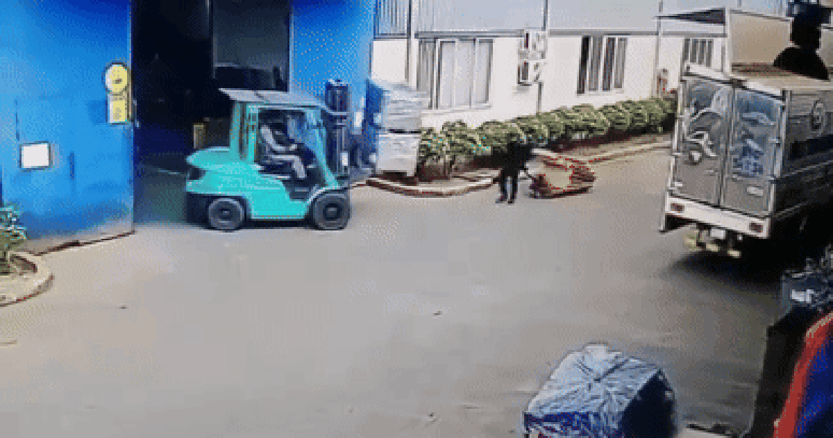 Clip: Kiện hàng bất ngờ đổ đè chết một công nhân