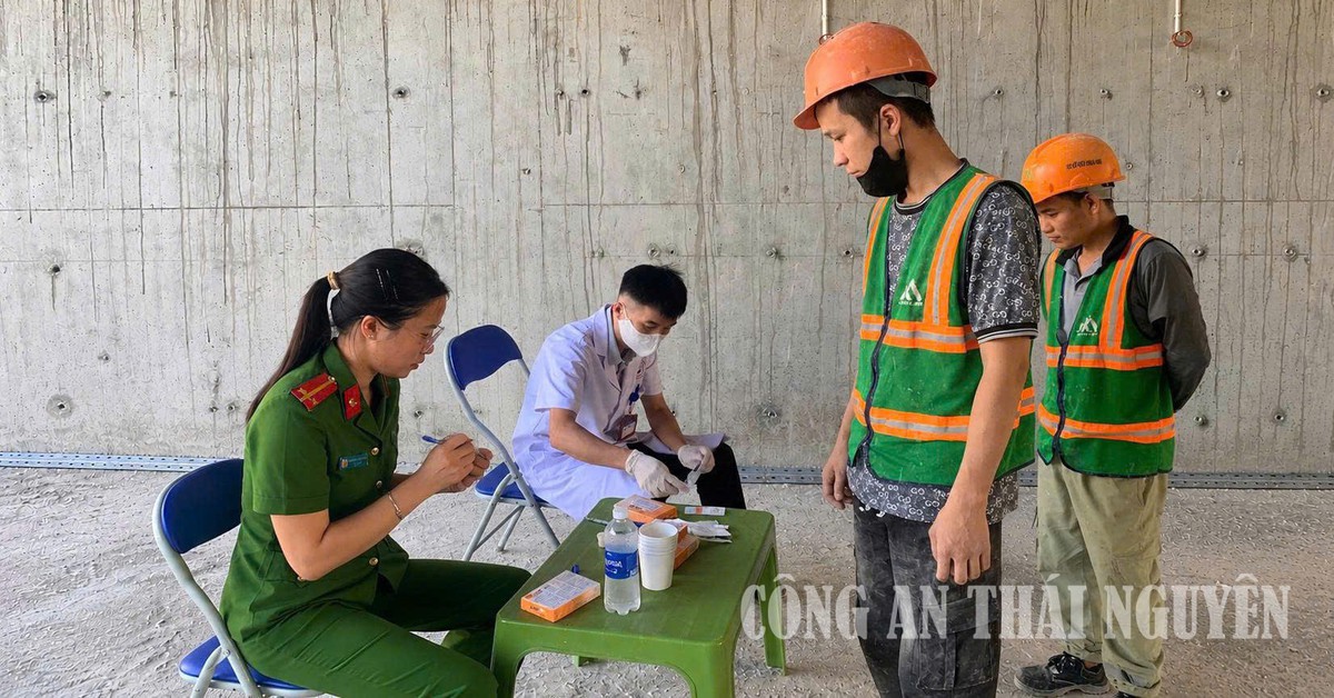 Công an kiểm tra 120 công nhân ngay tại công trường