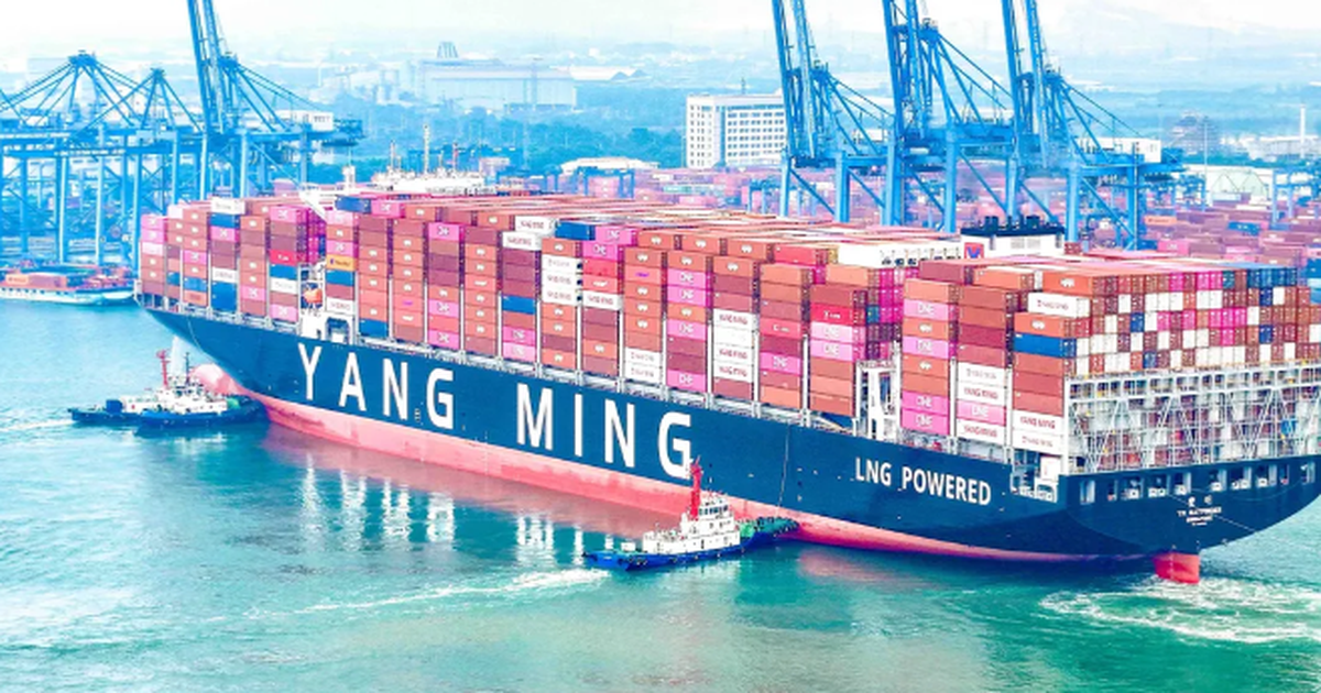 Phát hiện một siêu tàu dài gần 365 m, sức chở 15.500 TEU lần đầu tiên xuất hiện tại Việt Nam, thực hiện nhiệm vụ quan trọng