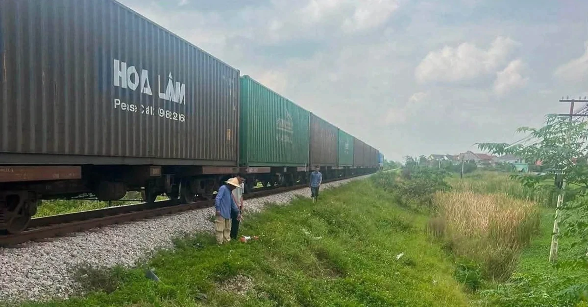 Chạy xe máy băng qua đường sắt, người phụ nữ bị tàu tông tử vong