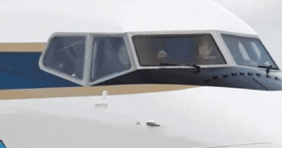 Lần đầu tiên có hoàng hậu làm cơ trưởng, tự lái máy bay Boeing 737 suốt 8 tiếng chở cả đoàn công tác