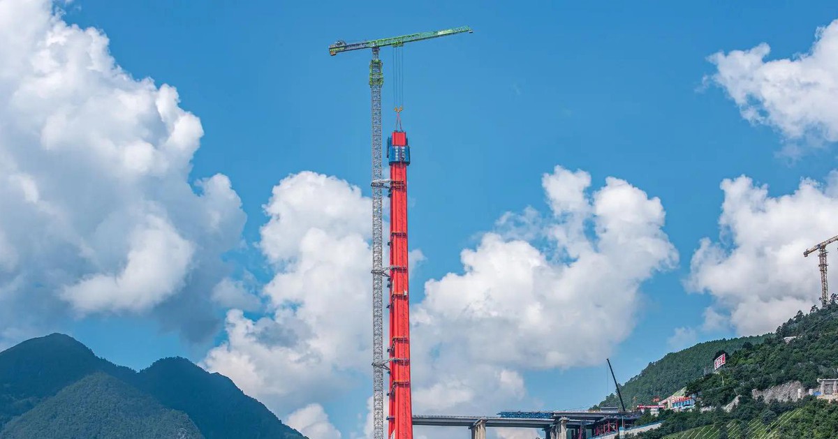 Khối kim loại mọc sừng sững giữa núi rừng, sức nâng lên đến 200 tấn, thực hiện nhiệm vụ không tưởng