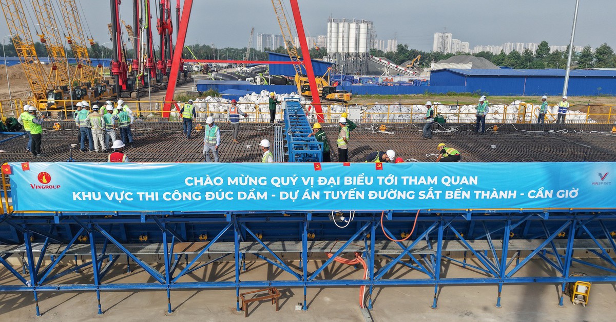 Huy động 10.000 người, 1.300 dầm hộp bê tông, Vingroup quyết đưa đường sắt 350 km/h chạy thử cuối năm 2028