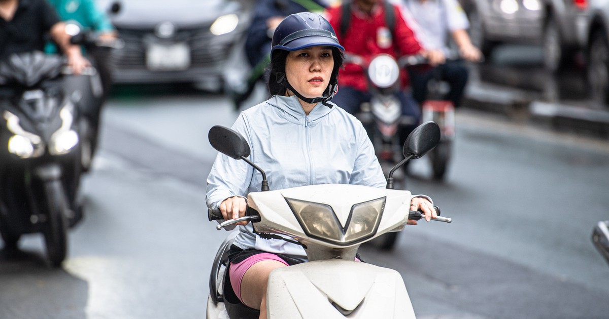 Hà Nội giảm gần 10°C, người dân mặc đồ "trên đông dưới hè" xuống phố