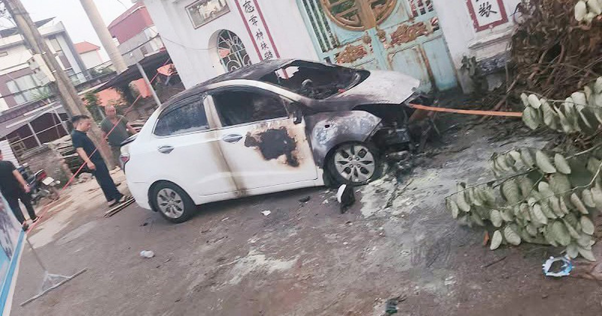 Ô tô bốc cháy ở Hà Nội, nghi bị phóng hỏa