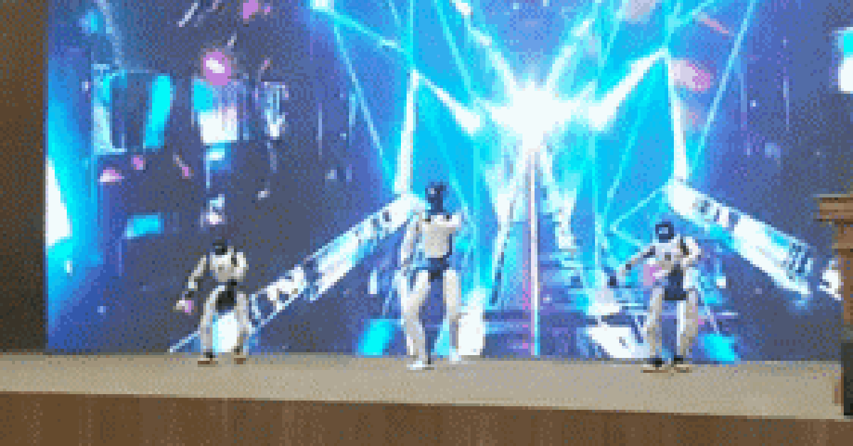 Cận cảnh robot Trung Quốc đến Hà Nội nhảy múa “Hello Vietnam”, giá bán hơn 1 tỷ đồng