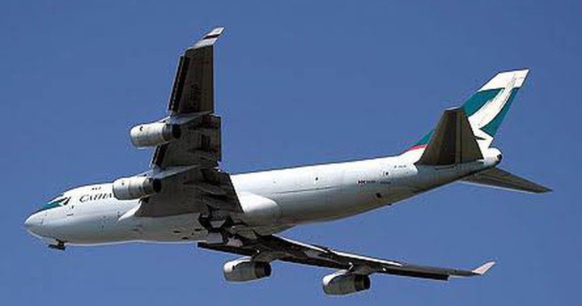 Một chiếc Boeing 747 khổng lồ dài hơn 70 m, sải cánh 64 m, sở hữu 4 động cơ, chở được tới 127 tấn hàng, cất cánh từ sân bay Tân Sơn Nhất