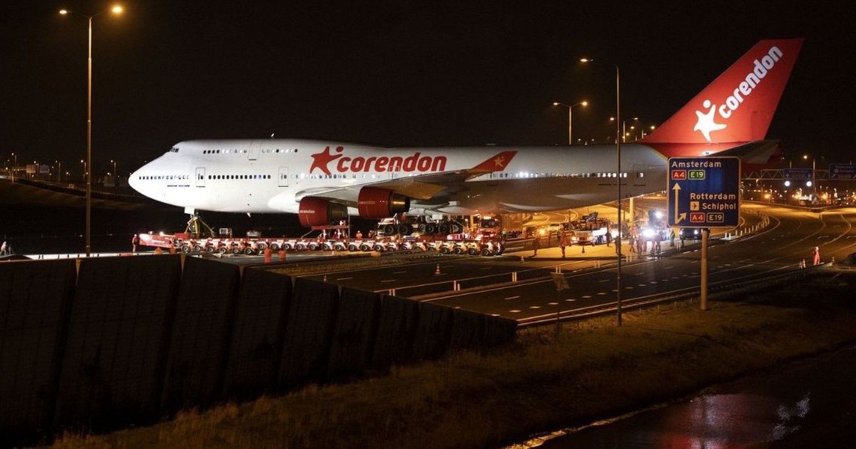 Phát hiện máy bay Boeing 747 nặng 150 tấn được vận chuyển bằng đường bộ: Sử dụng 352 bánh xe, vượt 17 rãnh đào, thực hiện một nhiệm vụ đặc biệt