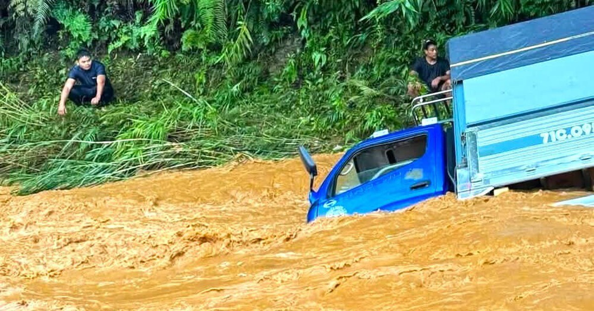 Qua suối lúc lũ ập về, xe tải bị nước cuốn trôi ở Đà Lạt