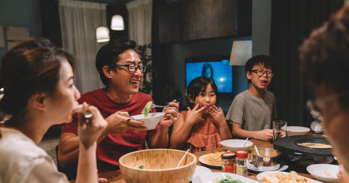 Cha mẹ thông thái dạy con: Được người khác mời ăn, dù thân đến đâu cũng nhớ 3 điều không nên làm!