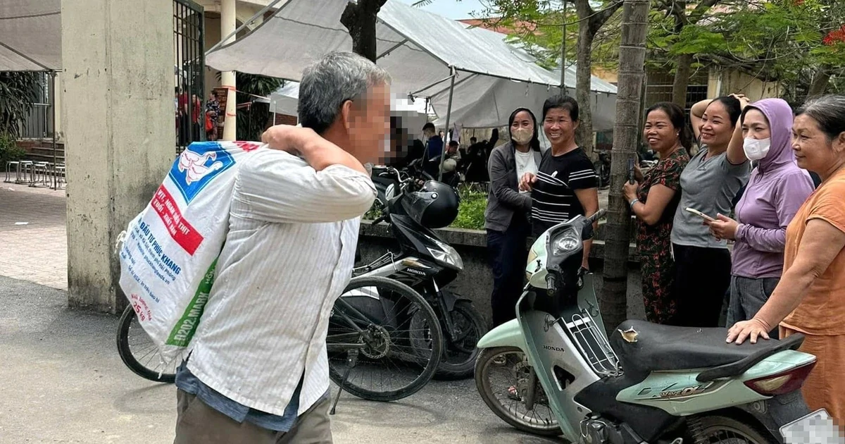 Người dân nhận bao tải tiền bồi thường giải phóng mặt bằng: Có rủi ro?