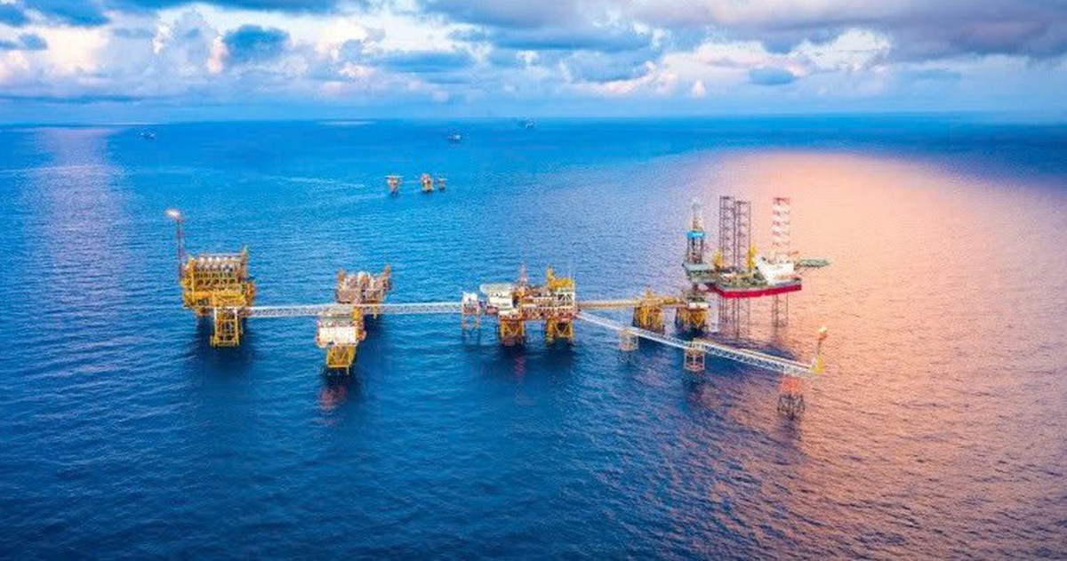 Giàn khoan sâu 3.000m của Việt Nam rung chuyển, mũi khoan chệch hướng bất ngờ báo trúng lớn, dòng dầu phun mạnh với lưu lượng 1.000tấn/ngày, công nghệ cao xuất hiện