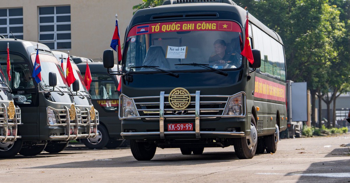 35 xe huyndai county 29 chỗ được thiếu gia, Phó TGĐ sinh năm 1998 bàn giao cho Bộ Quốc phòng, thực hiện nhiệm vụ thiêng liêng kéo dài 500 ngày đêm