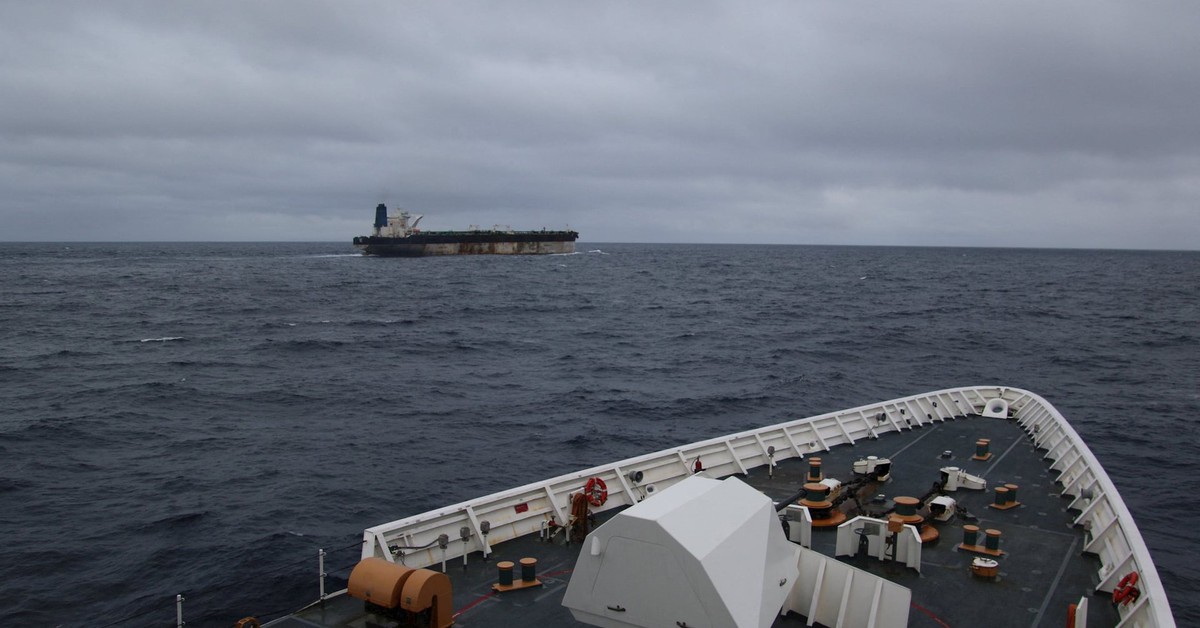 Chuyện gì đây: Nga lại vừa có pha lách trừng phạt dầu thô đỉnh cao, Mỹ và EU cũng phải chào thua