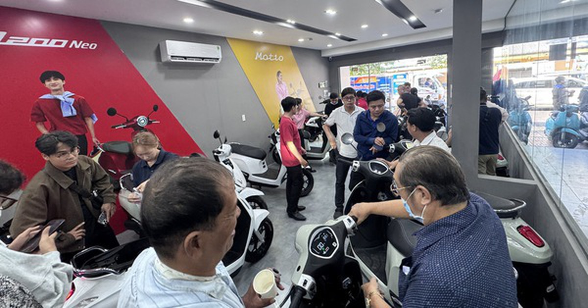 Người dân xếp hàng bốc số mua xe máy điện khi giá xăng tăng vọt, cửa hàng quá tải