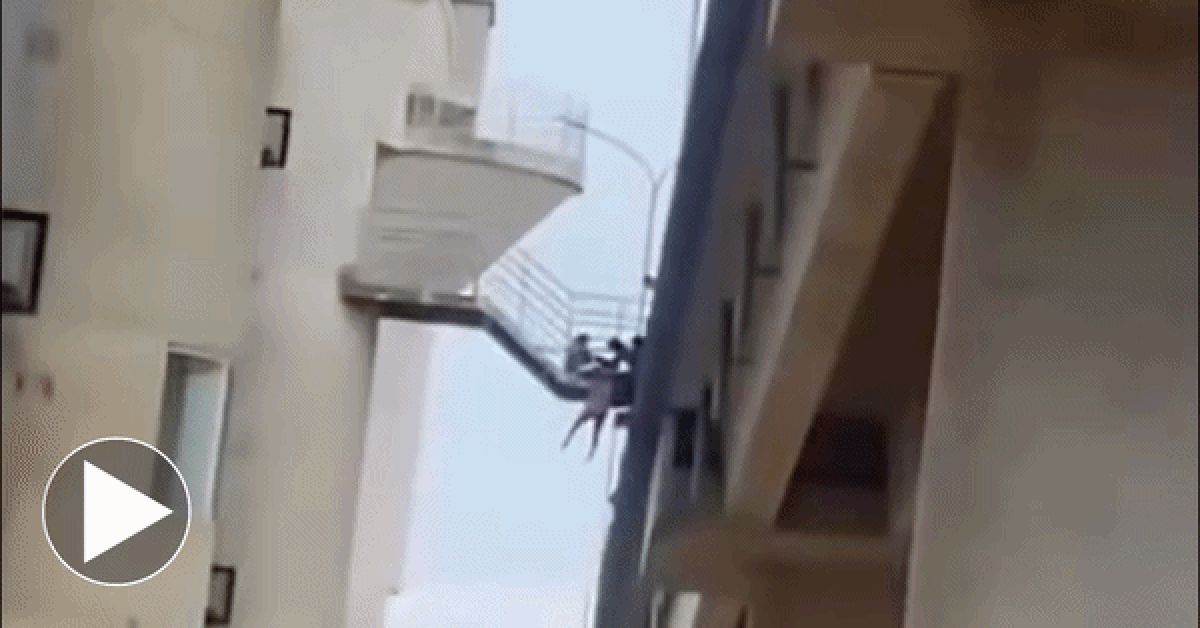 Thót tim khoảnh khắc lực lượng chức năng giải cứu thai phụ có tâm lý bất ổn ngồi chơ vơ trên cầu