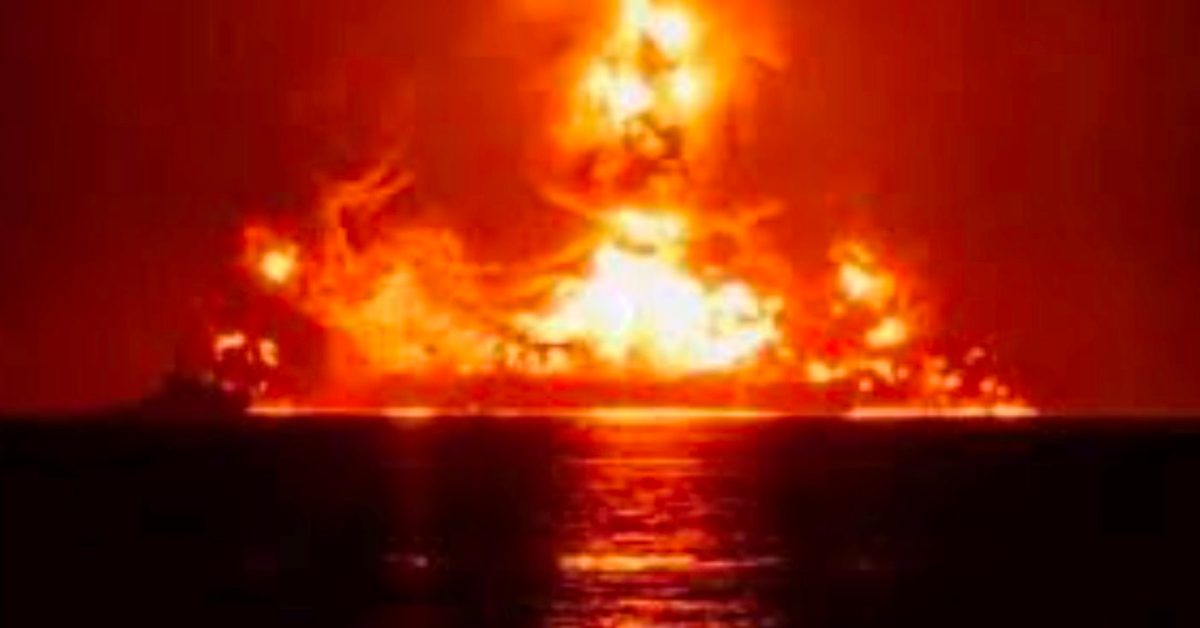 Hai tàu chở 400.000 thùng dầu bị tấn công ngay gần Iran, nhiều cảng dầu lớn buộc phải đóng cửa