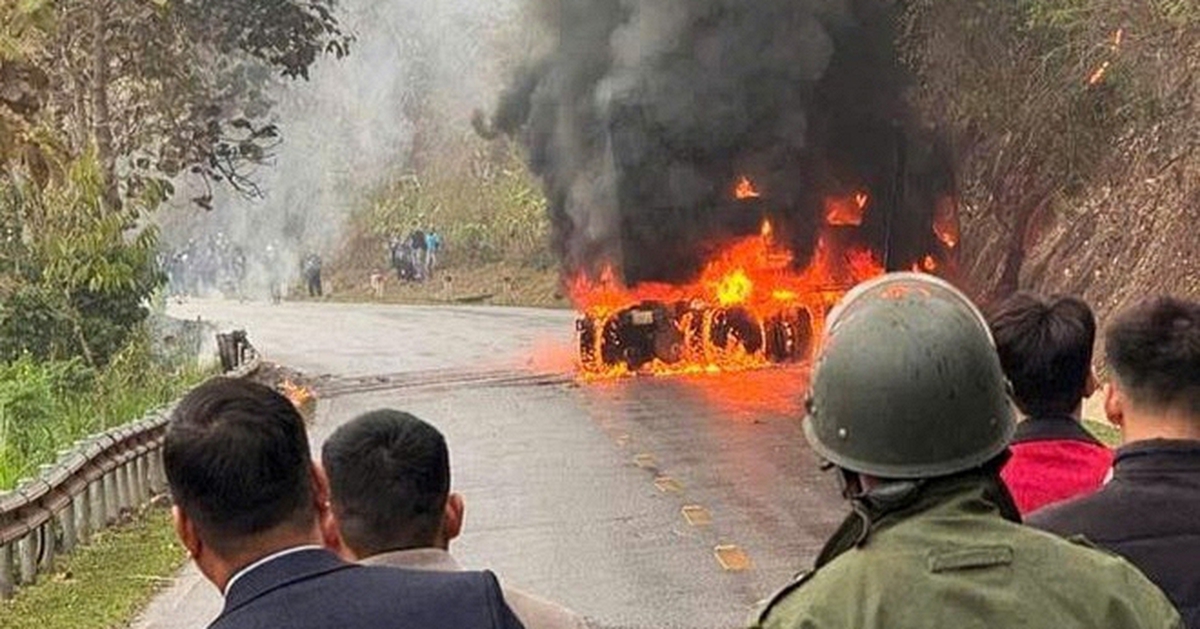 Chiếc xe bất ngờ bốc cháy dữ dội trên quốc lộ, tài xế đã kịp nhảy ra ngoài thoát thân