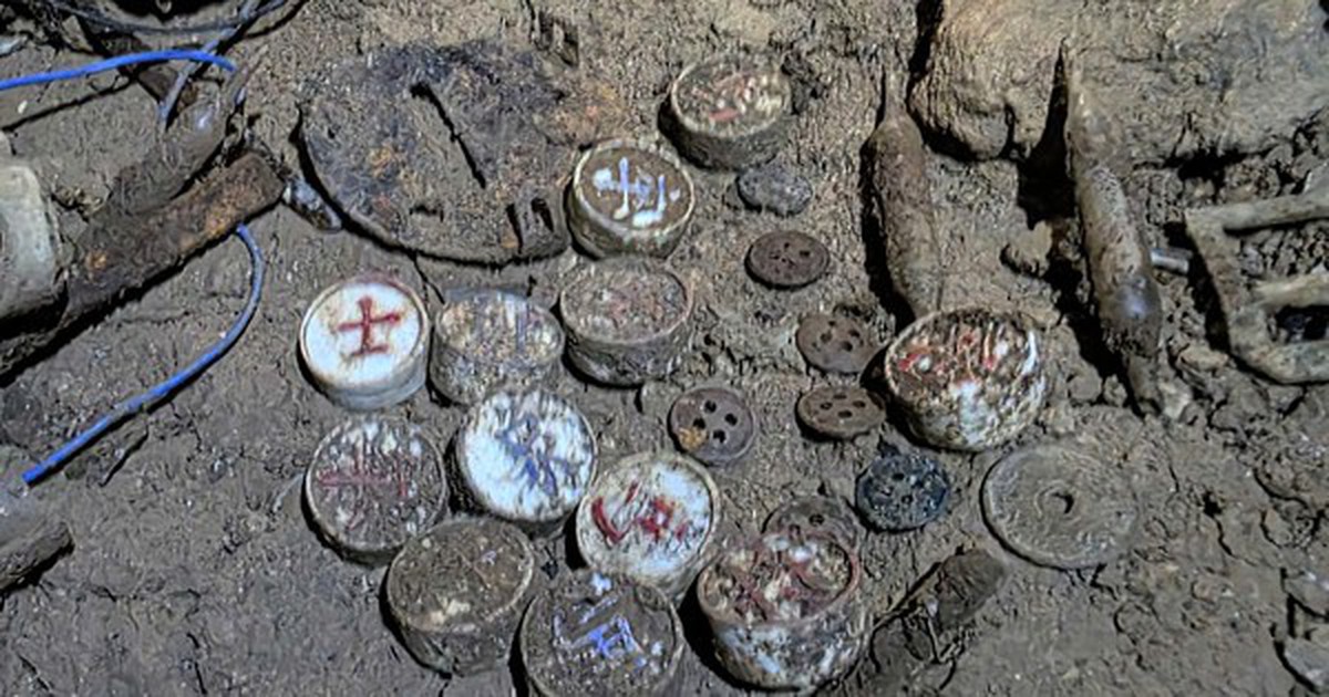 Tìm thấy hài cốt liệt sĩ trong hang đá, cùng tiền xu phát hành năm 1958