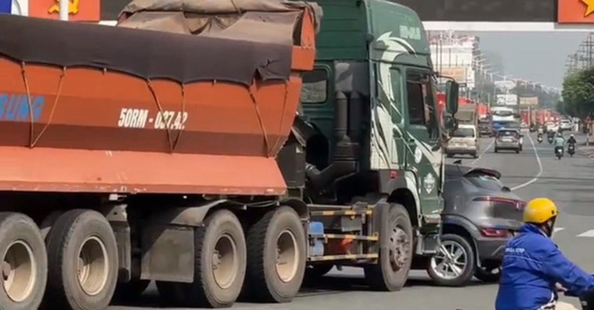 Xe bồn đẩy ô tô biển vàng ngay vòng xoay trên Quốc lộ 13